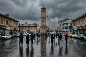 اگر بار اول تان است، بله. تابلوهای راهنما خیلی دقیق نیستند و در مسیرهای فرعی جنگلی احتمال گم شدن وجود دارد. همچنین جاده در صورت بارندگی بسیار لغزنده و خطرناک می شود.