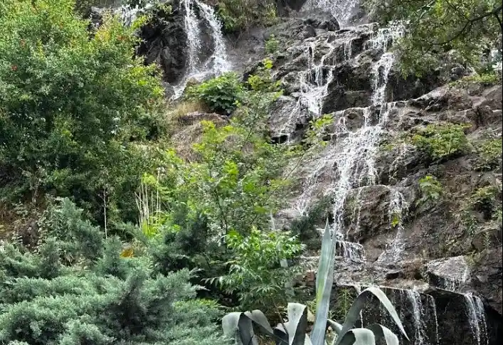 شیطان کوه و آبشار مصنوعی: زیبایی افسونگر طبیعت و هنر