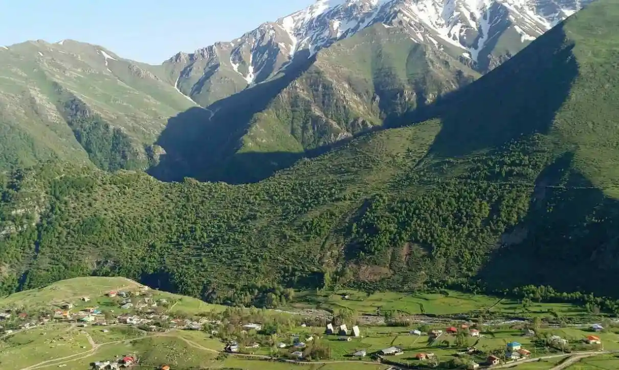 شهر مرزن‌آباد مازندران: دروازه سرسبز شمال در قلب کوهستان | راهنمای کامل 2025