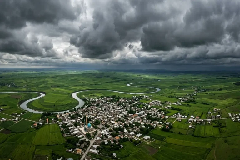 نمای هوایی از شهر انبارآلوم و دشت‌های اطراف در استان گلستان زیر آسمان ابری